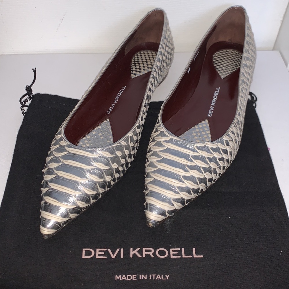 💥rare Devi Kroell pointed python flats silver
